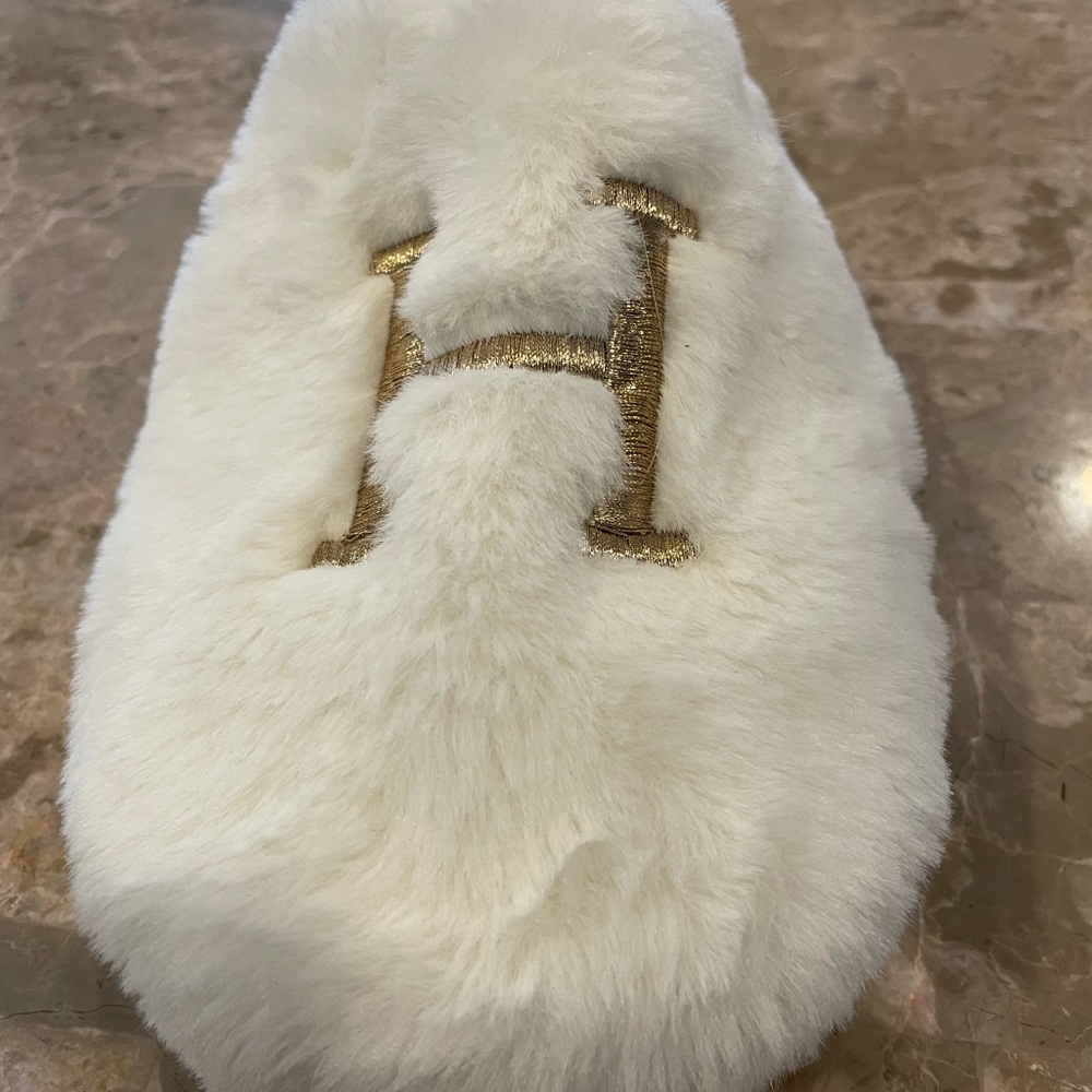A La Mode White Fuzzy Slippers